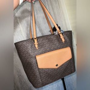 Medium sized two tone Micheal Kors tote perfect for travel!Used for maybe 2 week